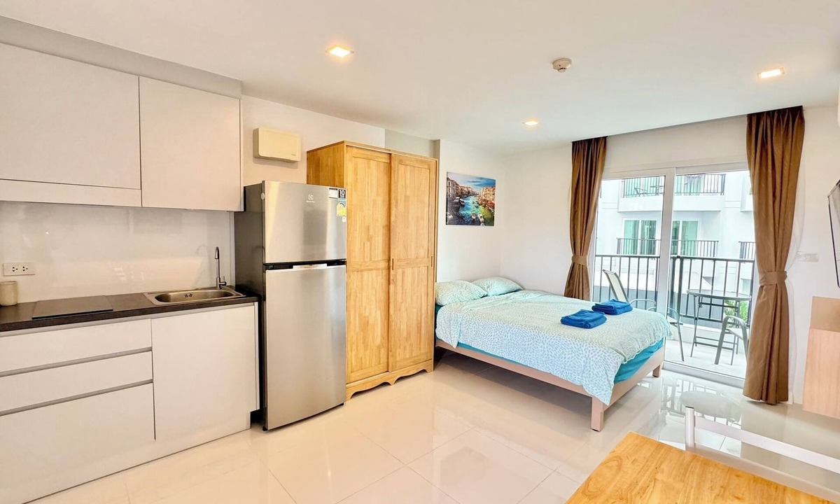 Kram Condo | Cozy Studio near the beach, AC, Wifi, Kitchen, Pools and Fitness