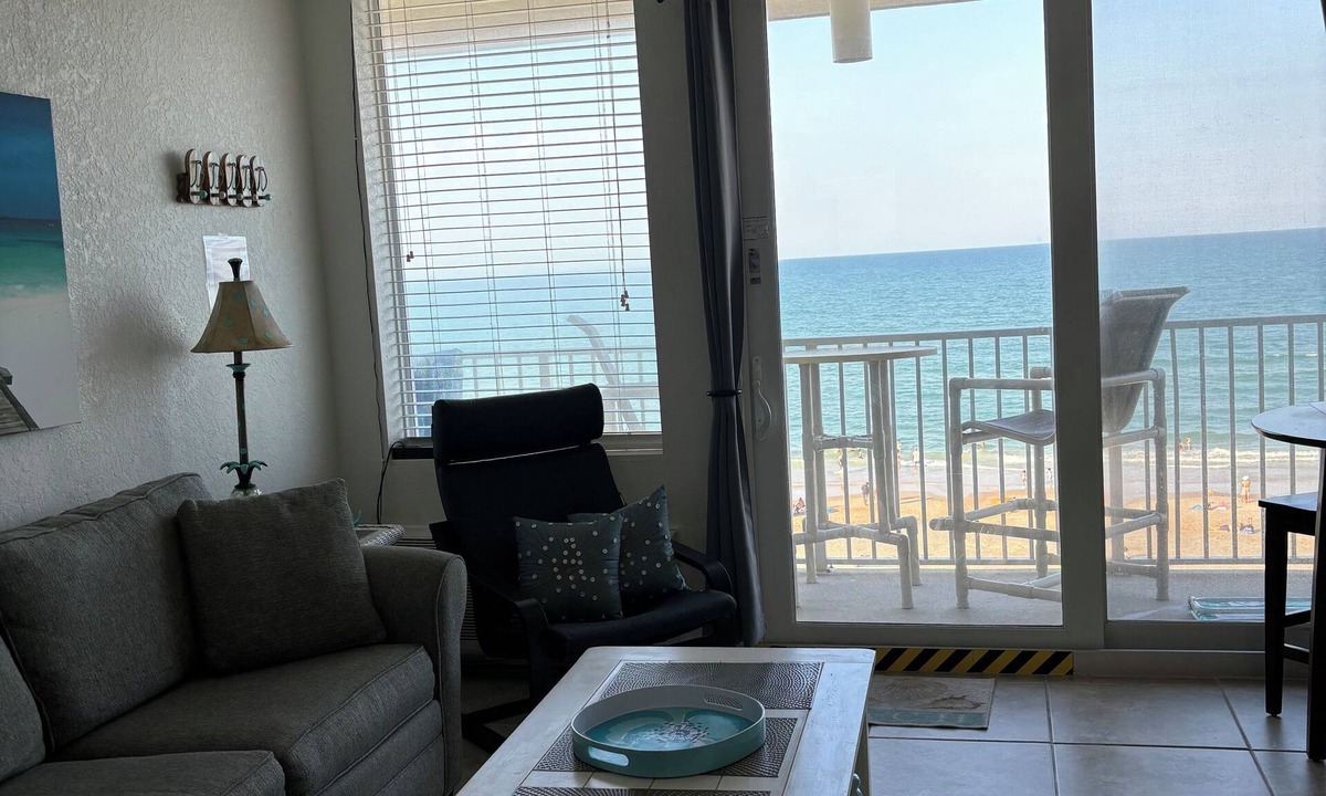 Lenox Park Apartment | Cozy Studio oceanfront condo in Daytona Beach. Beautiful sunrise every day