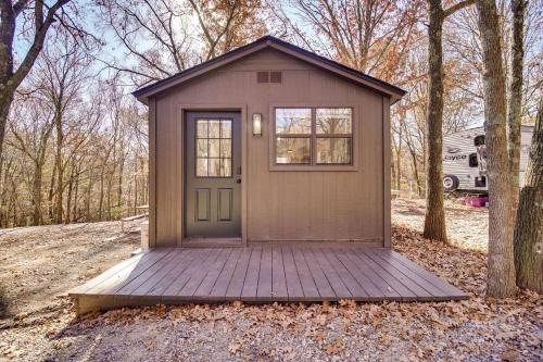 Gentry House | Cozy Studio Retreat with Scenic 5-Acre Views, Near City Lake & Cherokee Casino in Gentry, Arkansas