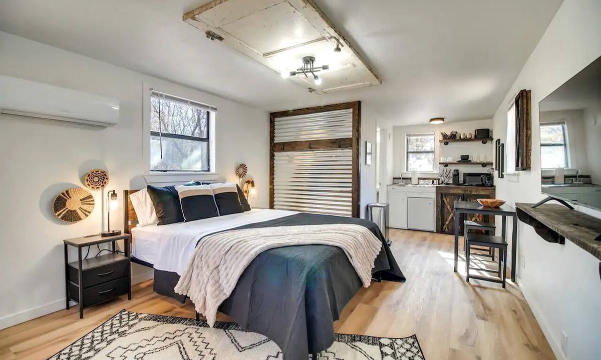 Gentry Cabin | Cozy Studio Retreat with Scenic 5-Acre Views, Near City Lake & Cherokee Casino in Gentry, Arkansas