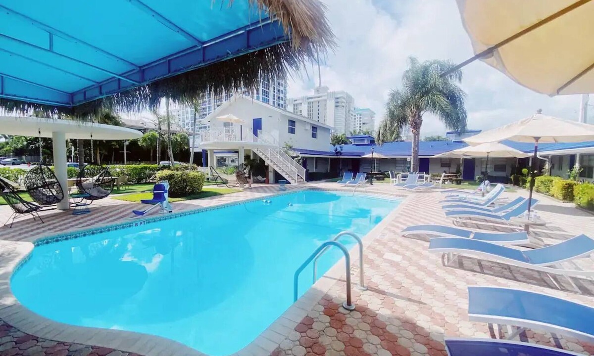 Pompano Beach Apartment | Cozy Studio Room 1 Block from Beach with Pool & More