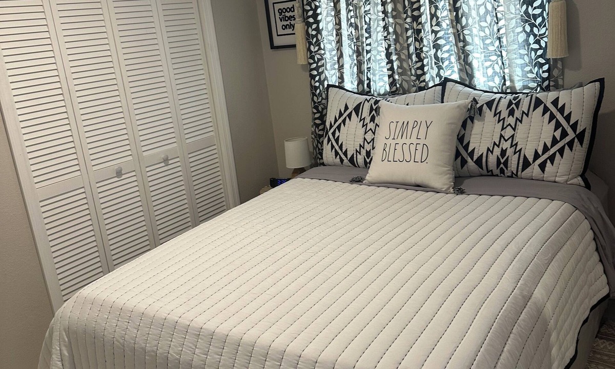 Lake Magdalene Apartment | Cozy studio Tiny Nests in Tampa with WiFi, AC Family friendly-.Pet-Friendly