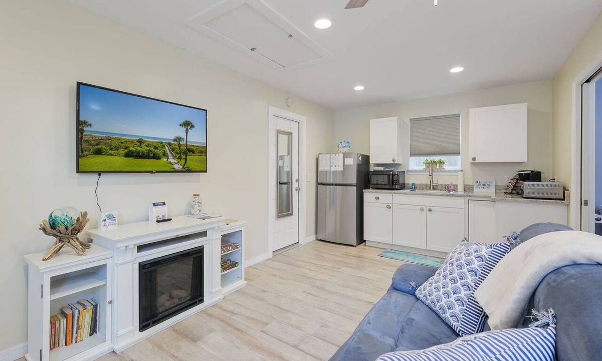 Jacksonville Beach Apartment | Cozy Studio Escape at Gem 2, 4 blks to beach, convenient location to Jax Beach Fun!