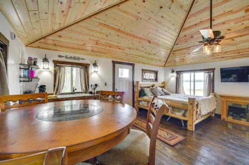 Stone Lake Apartment | Cozy Studio w/Community Docks in Stone Lake!
