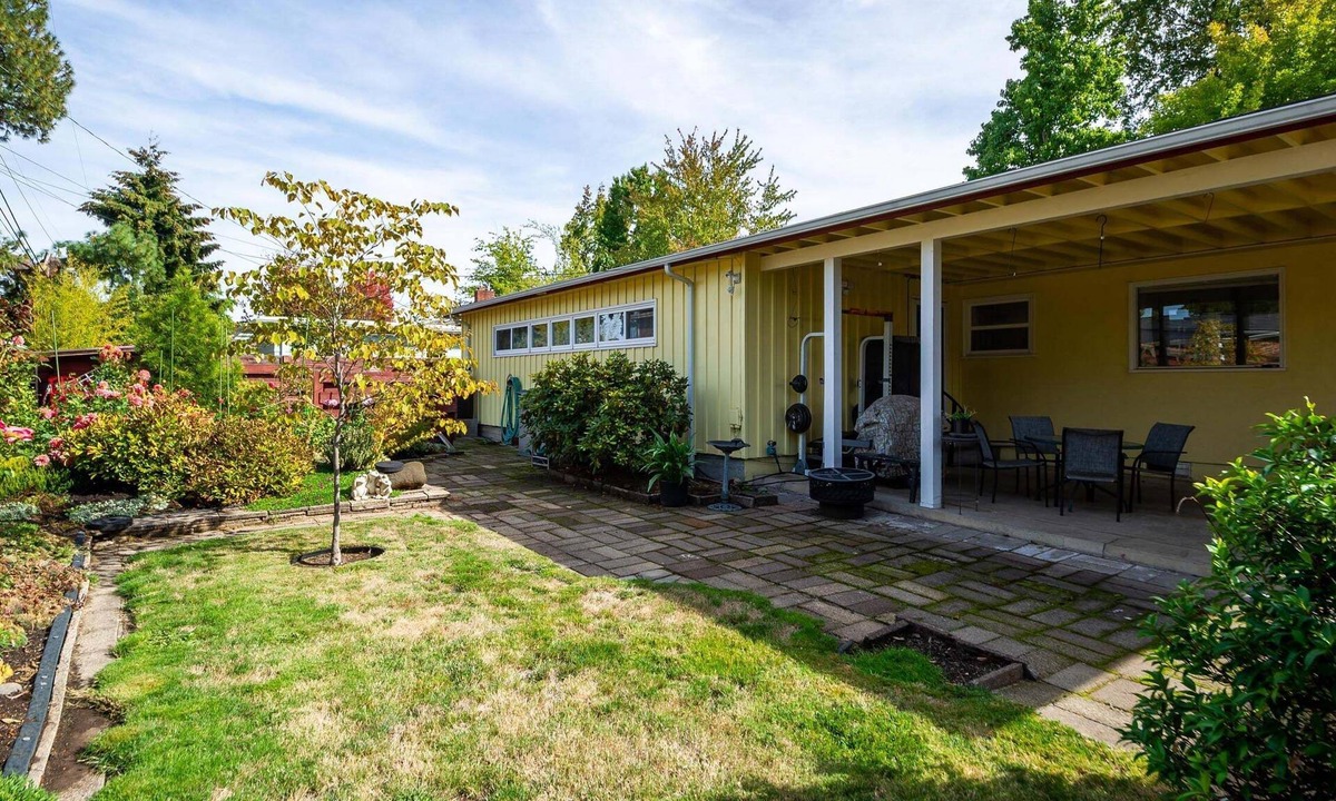Friendly Apartment | Cozy Sunflower Studio: 1 bedroom retreat, 7 min to UO & 4 min to downtown Eugene.
