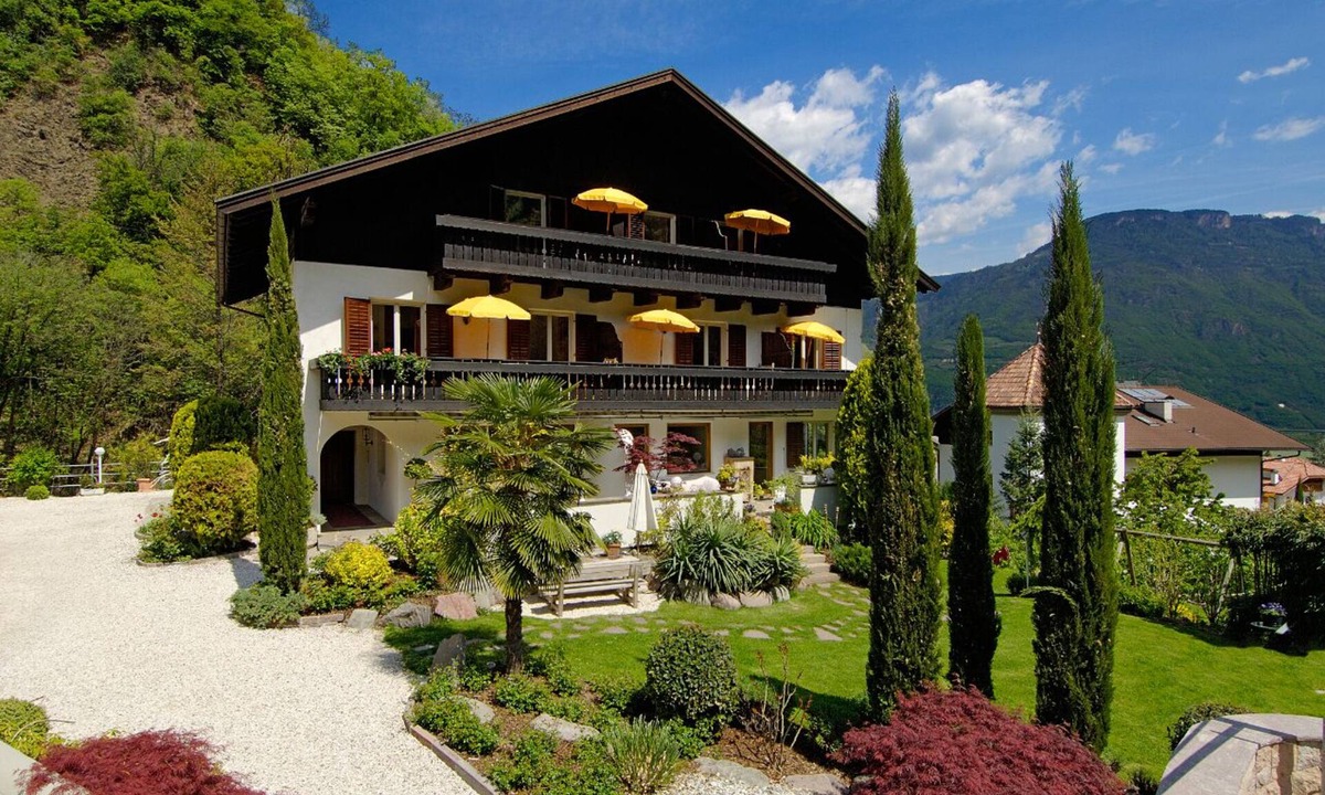 Nalles Apartment | Cozy sunny apartment with balcony garden view. Central location in Nals