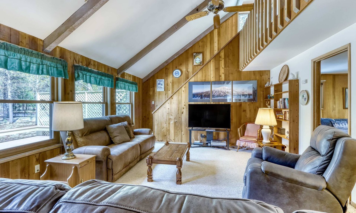Overlook Park House | Cozy Sunriver Home with Hot Tub, Wood Stove, SHARC Passes