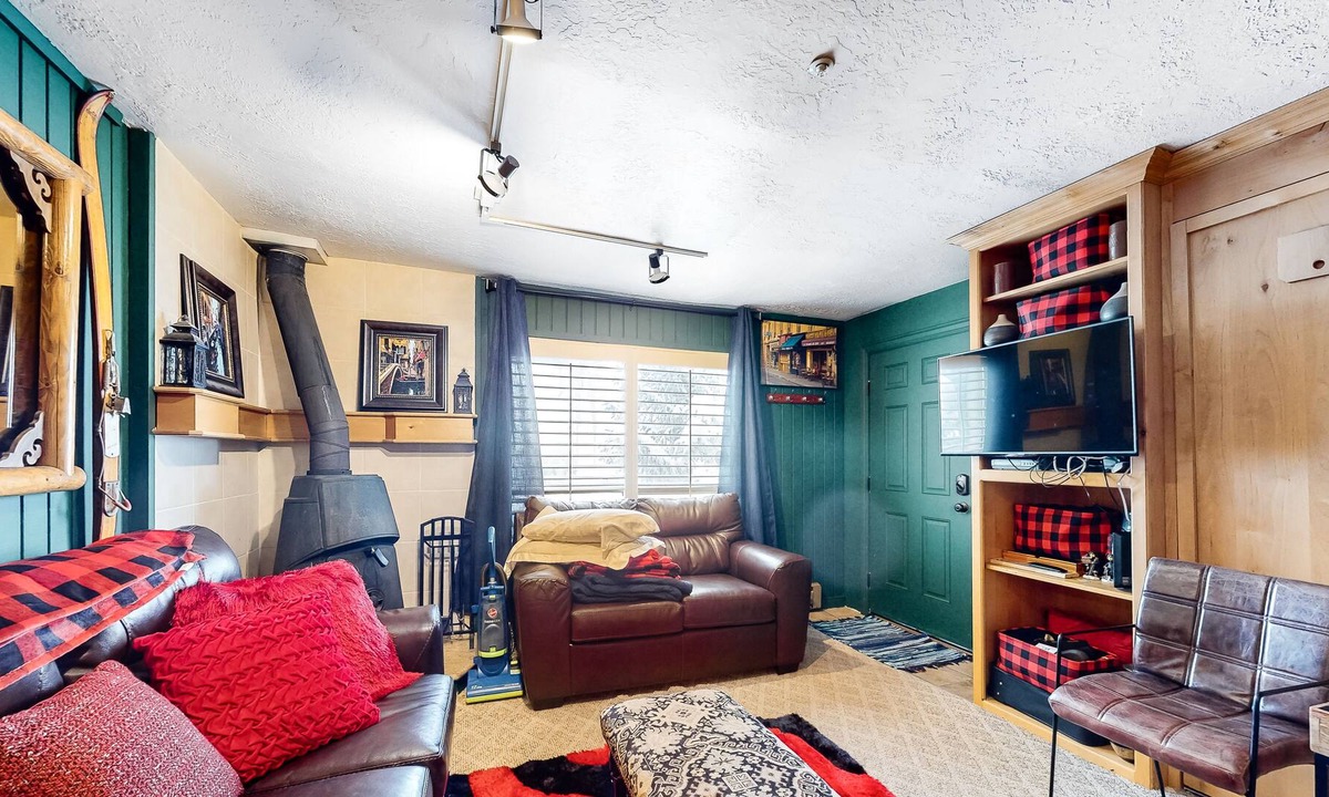 Brian Head Condo | Cozy, Third-Floor Condo Near the Slopes w/ Free WiFi, a Wood Stove, & Views