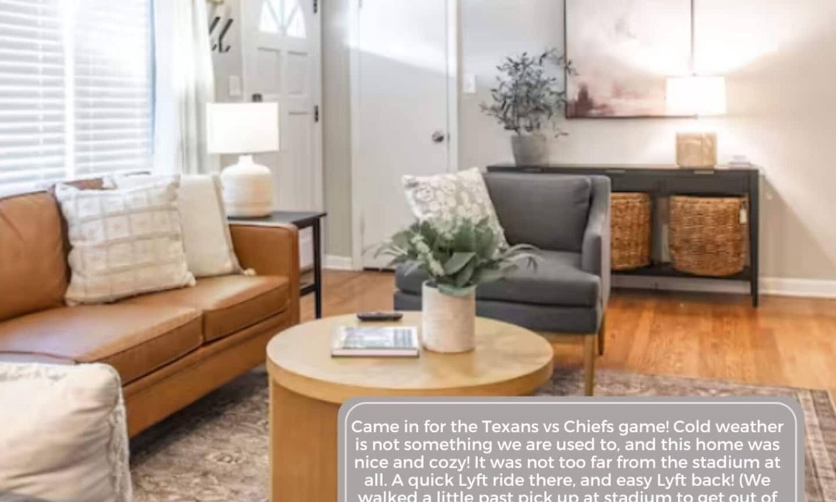 Independence House | Cozy Three-bedroom home 15 minutes from downtown Kansas City