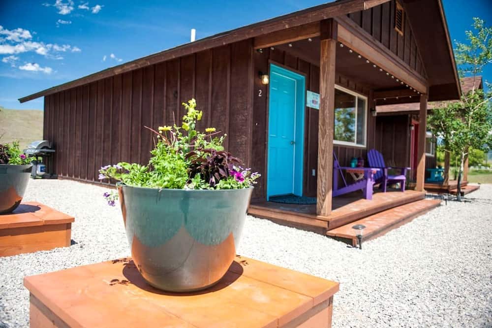 Emigrant Cabin | Cozy Tiny Cabin with Breathtaking Emigrant Peak Views for an Amazing Escape in Montana