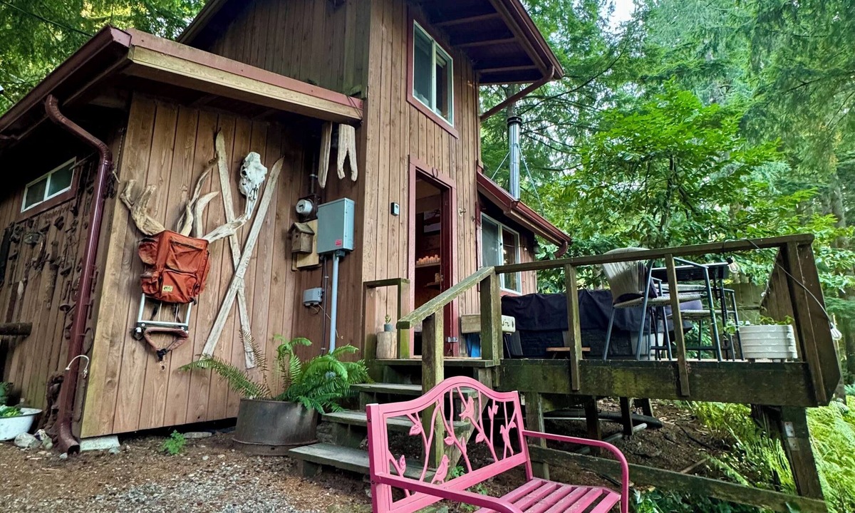 Gold Bar Cabin | Cozy Tiny Cabin with RIVER VIEWS! Sleeps 3, hot tub, wood stove, fire pit!