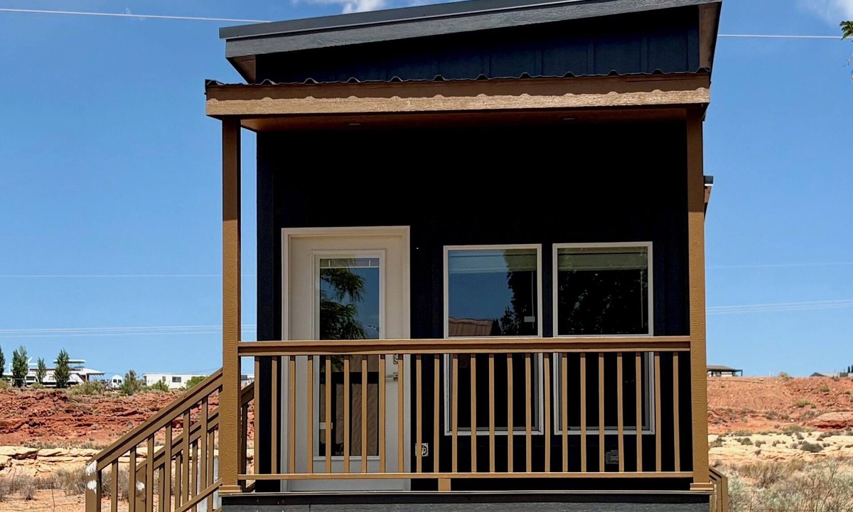 Page Cabin | Cozy Tiny Home Sleeps #12E-F