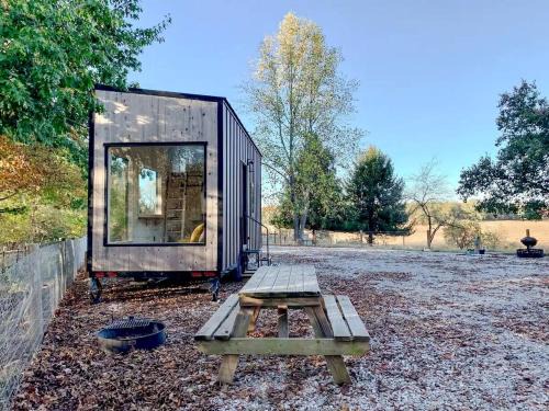 English House | Cozy Tiny House on a Farm in Fredericksburg, Indiana - Perfect Romantic Glamping Destination