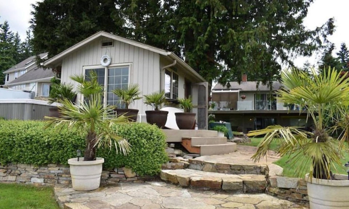 Lake Goodwin House | Cozy Tiny House Style Cabin with Hot Tub on Waterfront