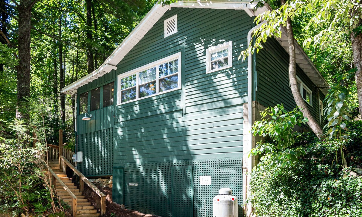 Zirconia Cottage | Cozy Tree House Cottage - Fireplace & Hot Tub