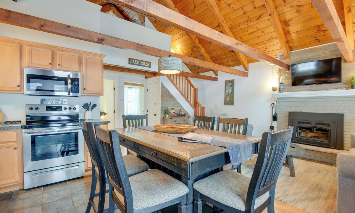 Tuftonboro Cottage | Cozy Tuftonboro Escape: Steps to Private Beaches!