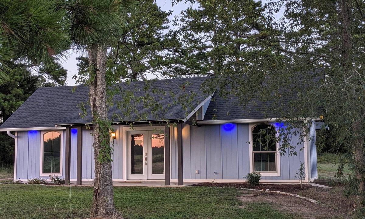 Clarksville Cottage | Cozy Up at Lake Mimosa.