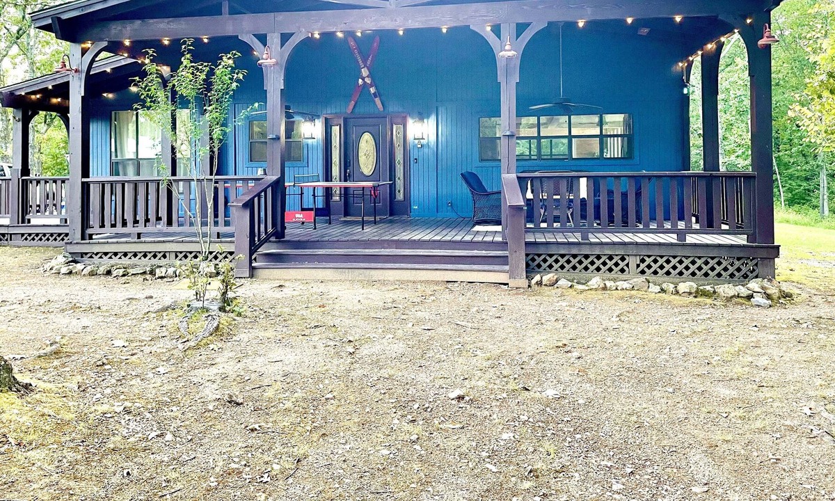 Park Hill House | Cozy up @ Decked Out for fall! Firepit, PingPong, Foosball and more!