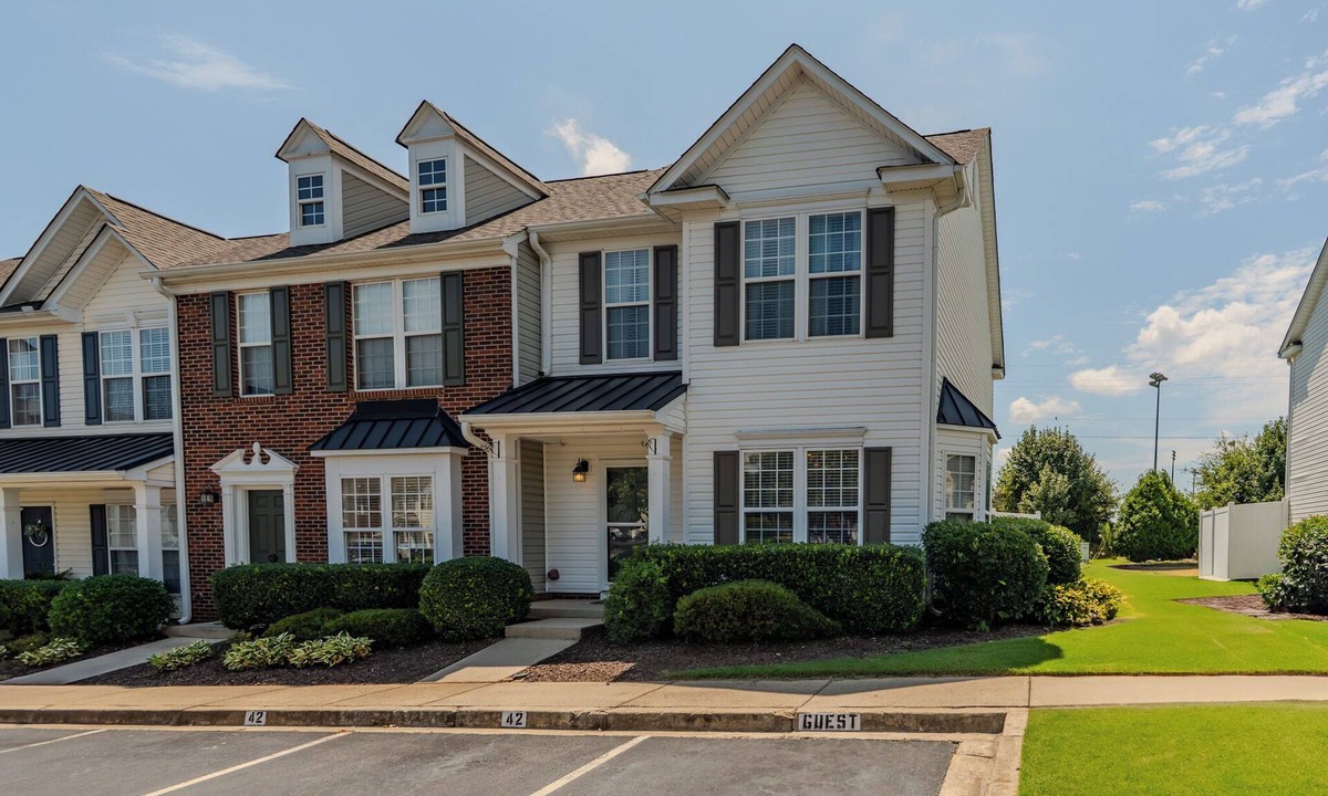 Greer House | Cozy, Updated 2BR/2.5BA End-Unit Townhome, Greer SC