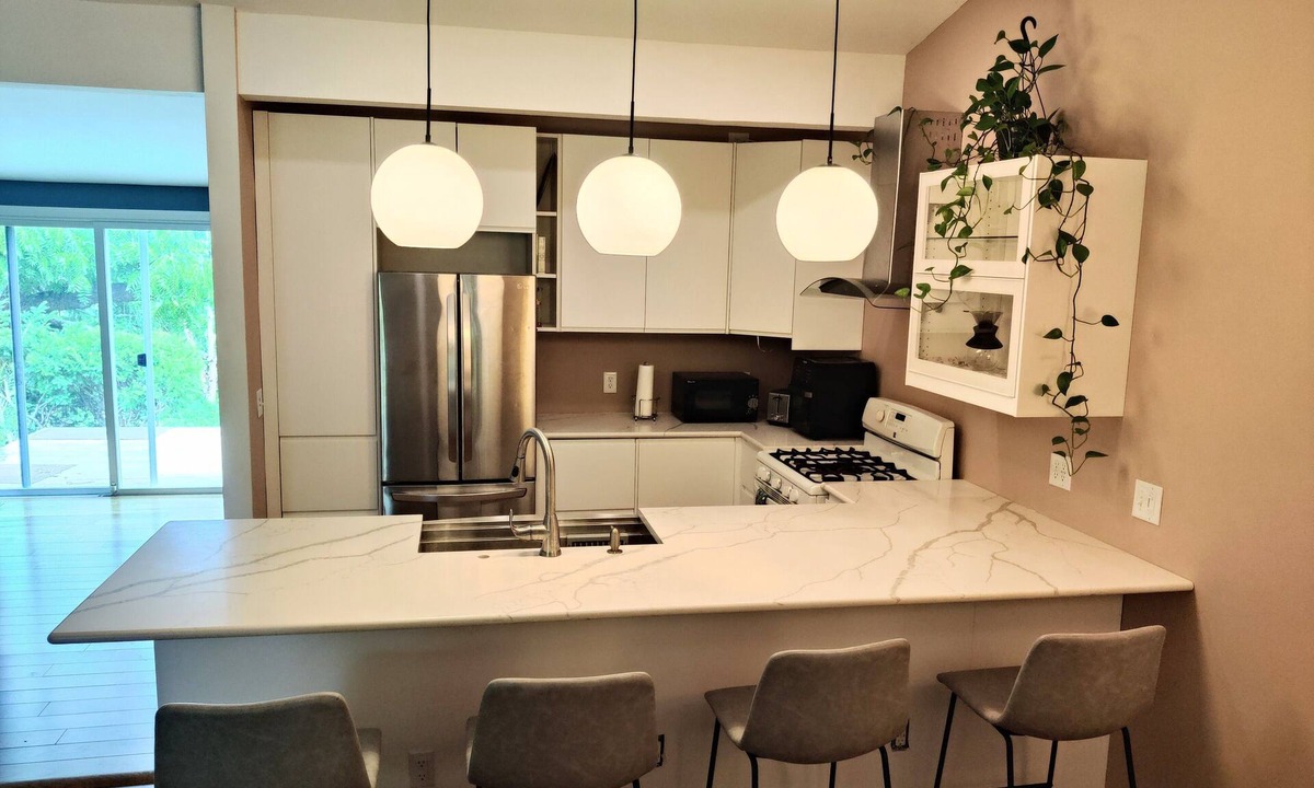 Dicken House | Cozy updated 3 Bedroom house in Ann Arbor, 1.5mi to downtown and the big house!