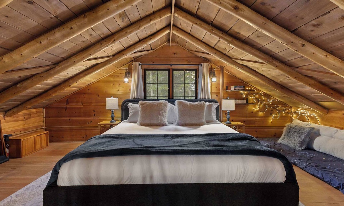 Black Hawk Cabin | Cozy Updated Cabin w Barrel Sauna, EV Charger