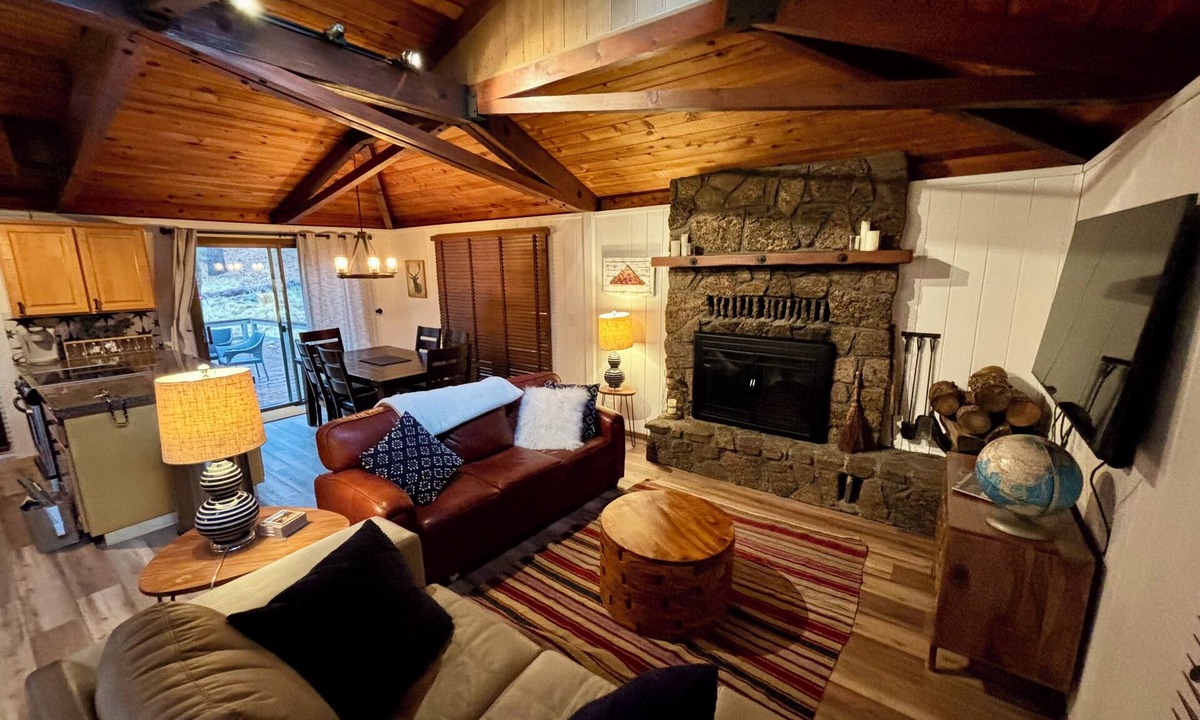 Sunriver Cabin | Cozy, updated Sunriver cabin close to Village with hot tub!