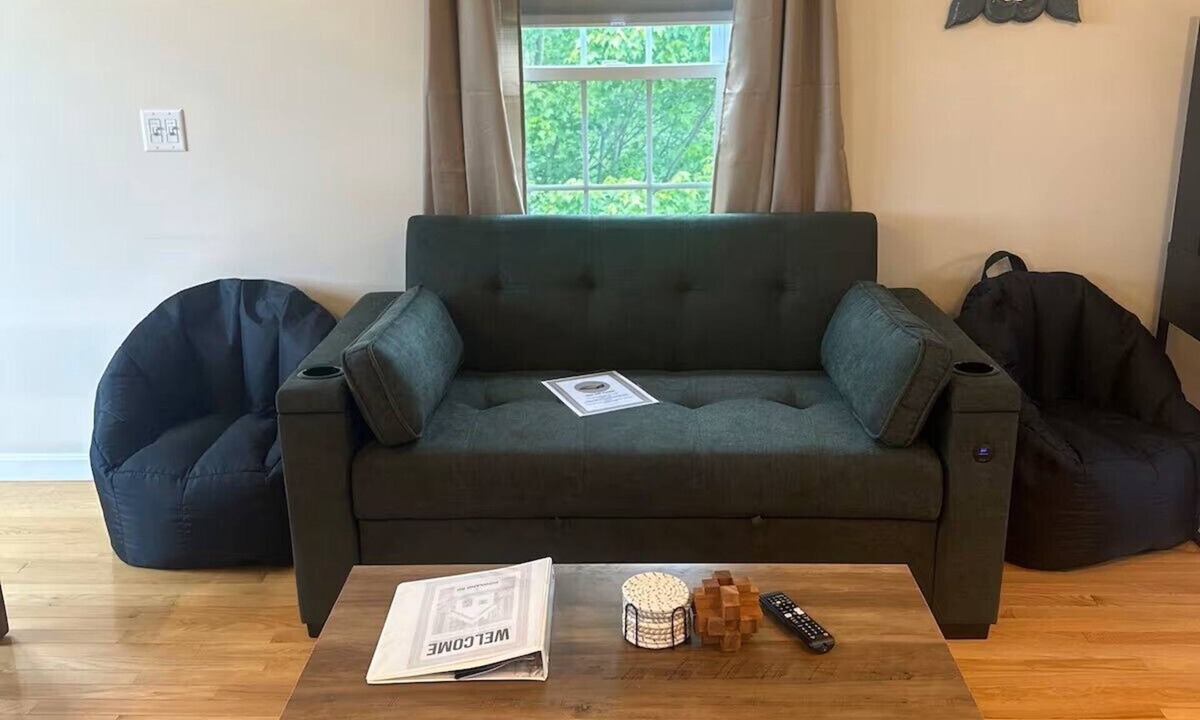 Freetown Apartment | Cozy Valley View Studio