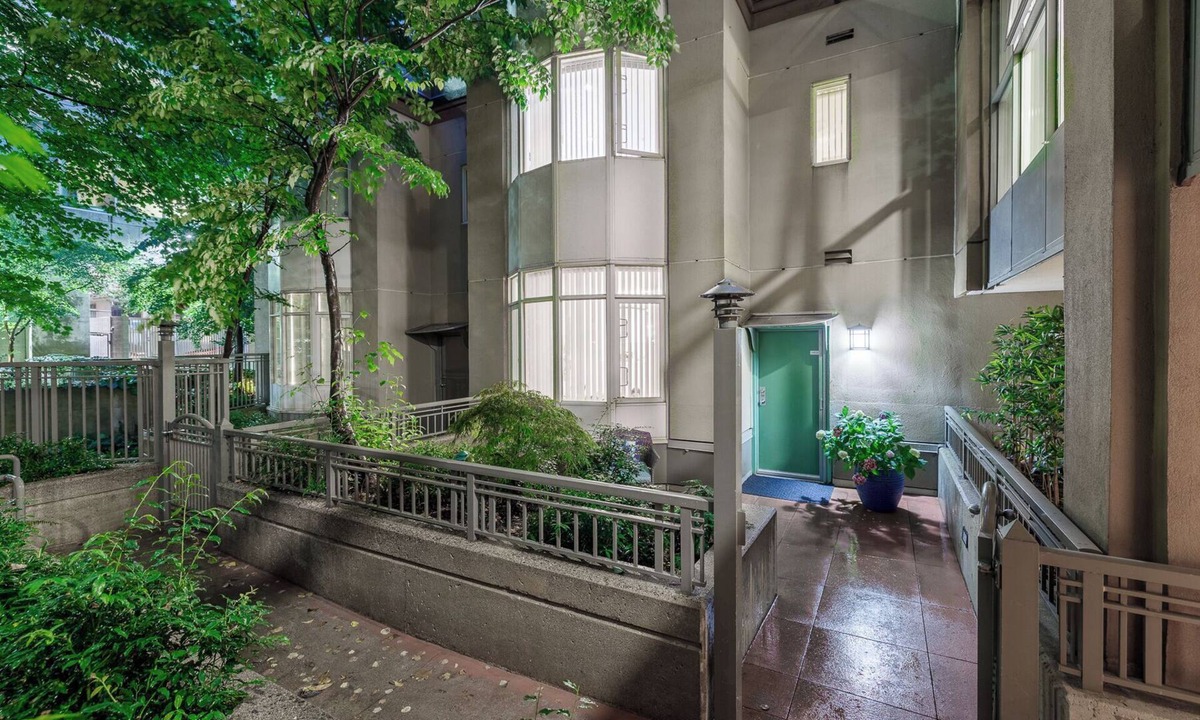 Coal Harbour House | Cozy vibrant energy apartment located downtown Vancouver by Coal Harbor