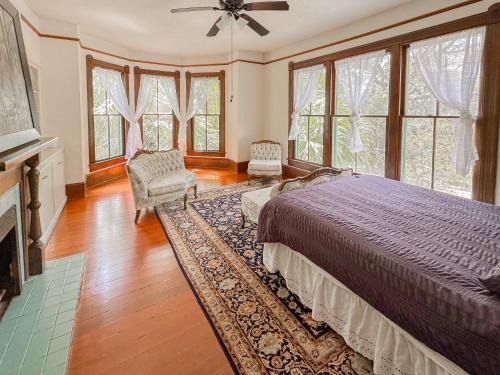 Duckpond Apartment | Cozy Victorian Apartment Downtown Sleeps 5