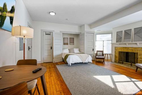 Hough House | Cozy Victorian Studio Steps from Cleveland Clinic