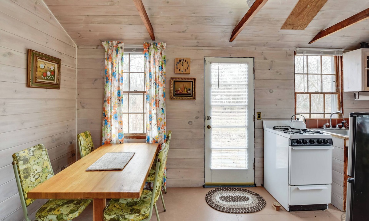Tisbury Cottage | Cozy Vineyard Haven Cottage < 1 Mi to Beach!