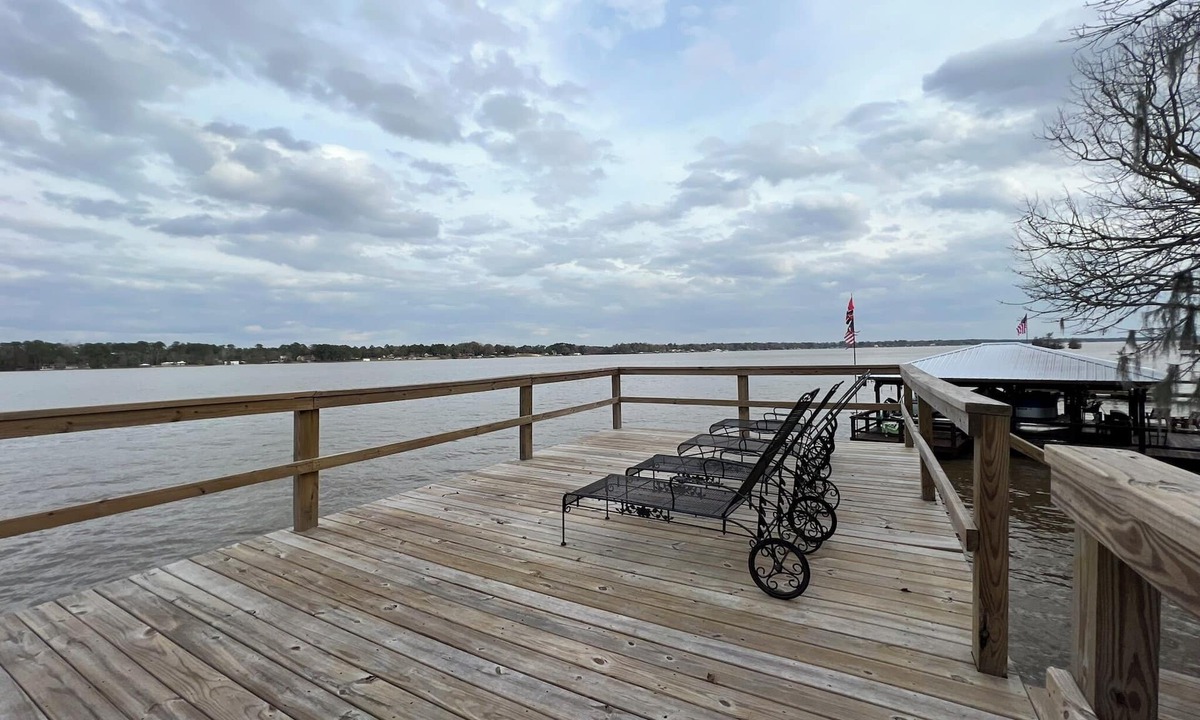Cobb House | Cozy Water Front Home with Panoramic Lake View