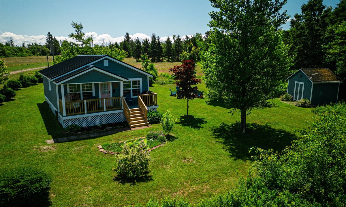 Corran Ban Cottage | Cozy Waterfront Cottage on Winter Bay!