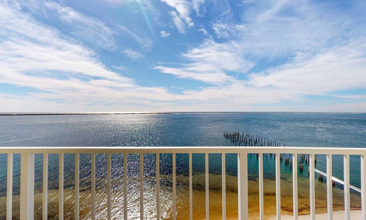 Ono Island Condo | Cozy waterfront condo with pool, fitness area, balcony, & washer&dryer