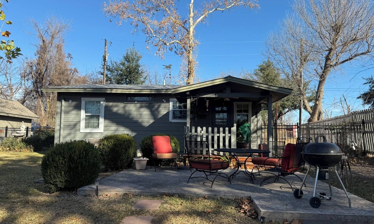 Marble Falls House | Cozy Waterfront Cottage | Full Kitchen + Fun