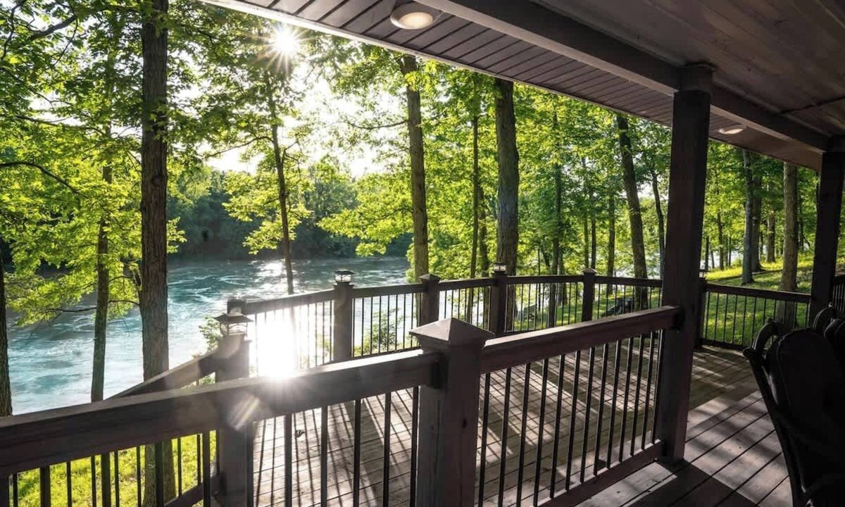 Doniphan House | Cozy Waterfront Getaway ~ Private Dock ~ Doniphan