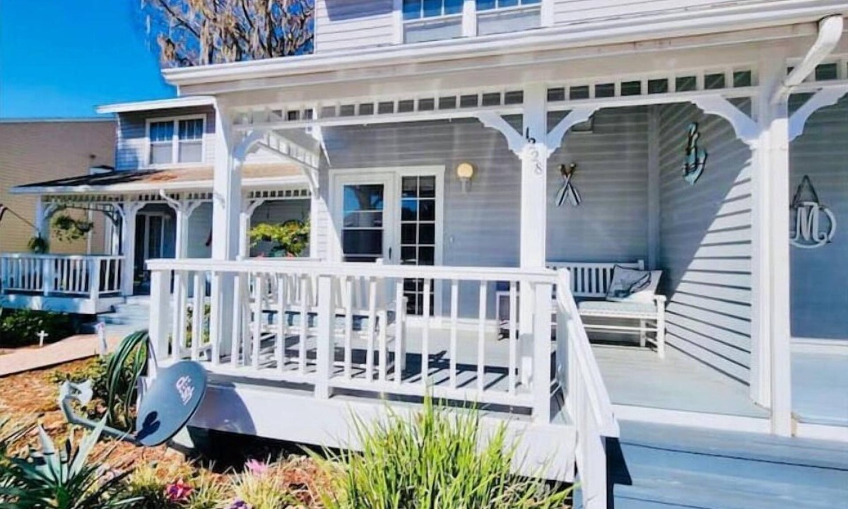 Inverness Landing House | Cozy Waterfront home w/kayaks/Lake Henderson/Withlacoochee Bike Trail/Springs
