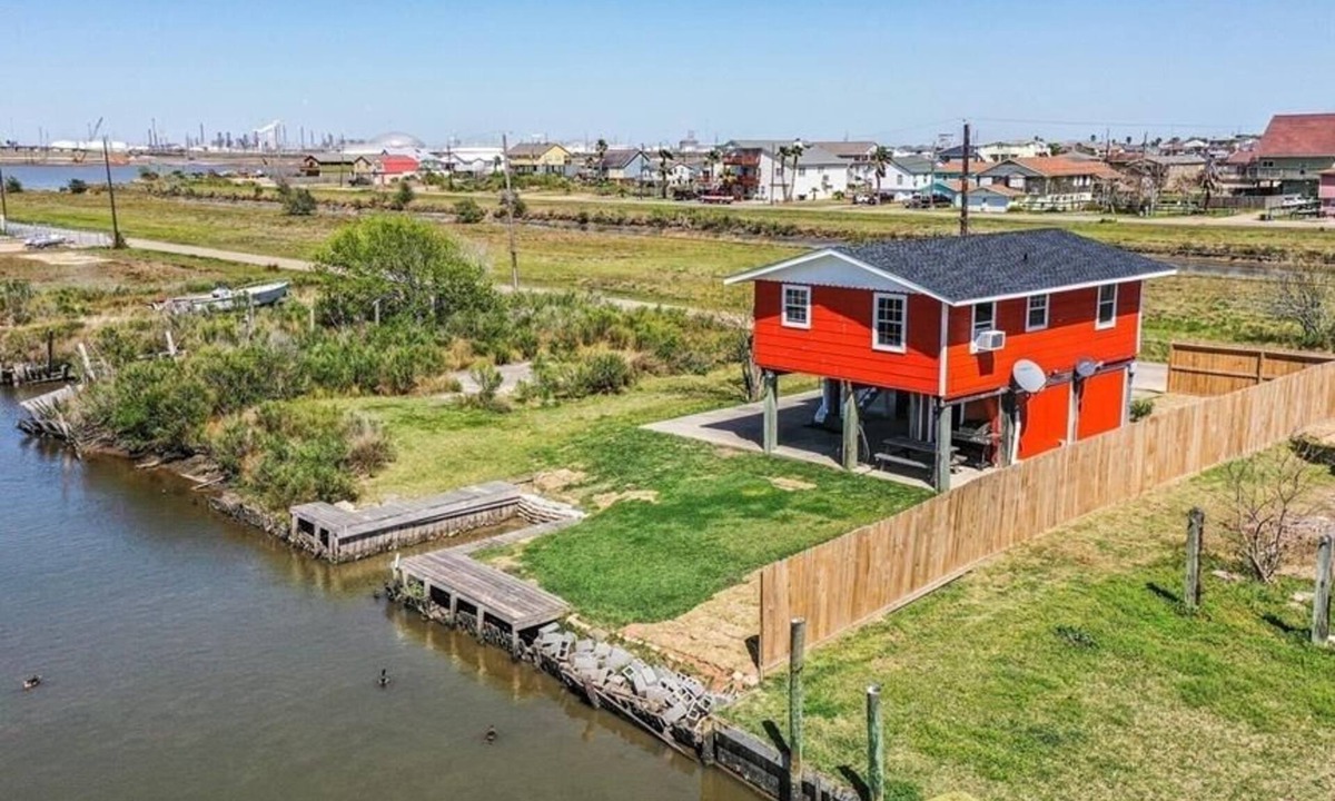 Hitchcock House | Cozy Waterfront Oasis