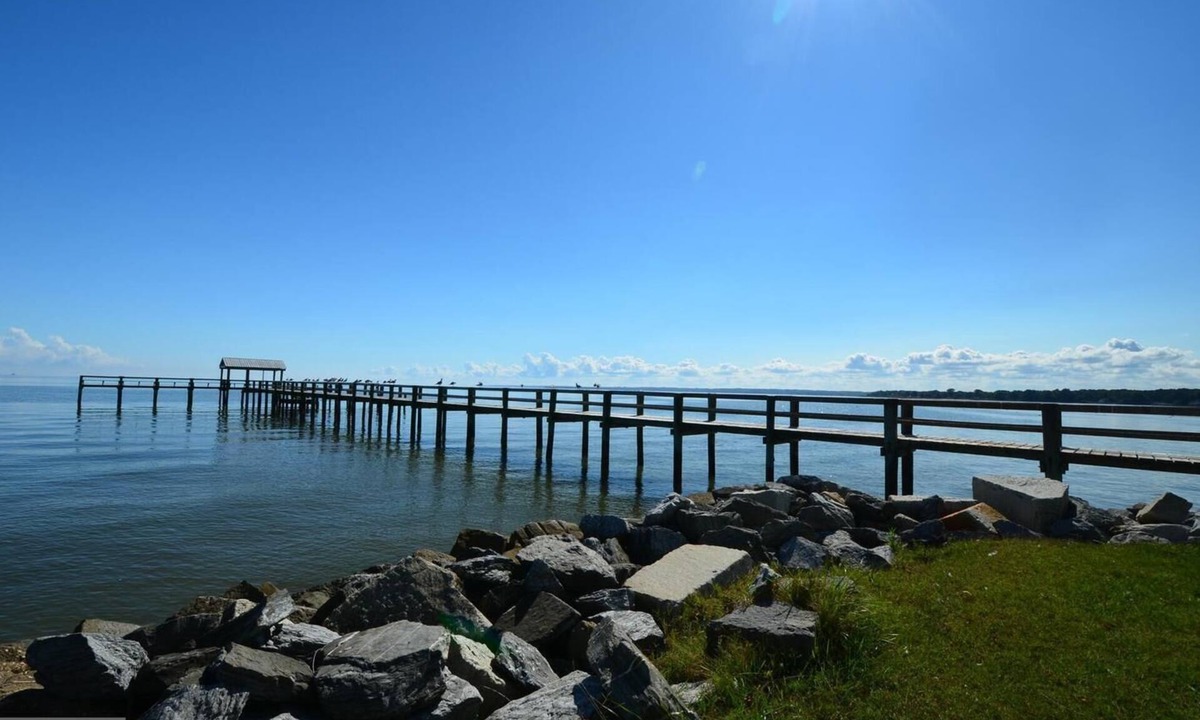 Cape Anne Cottage | Cozy waterfront remodeled beach cottage, just steps away from the Chesapeake Bay