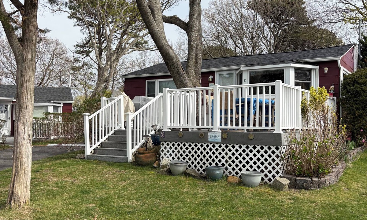 Hampton Bays Cottage | Cozy WATERFRONT Steps to Beach 2 bedroom cottage in serene Hampton Bays with AC