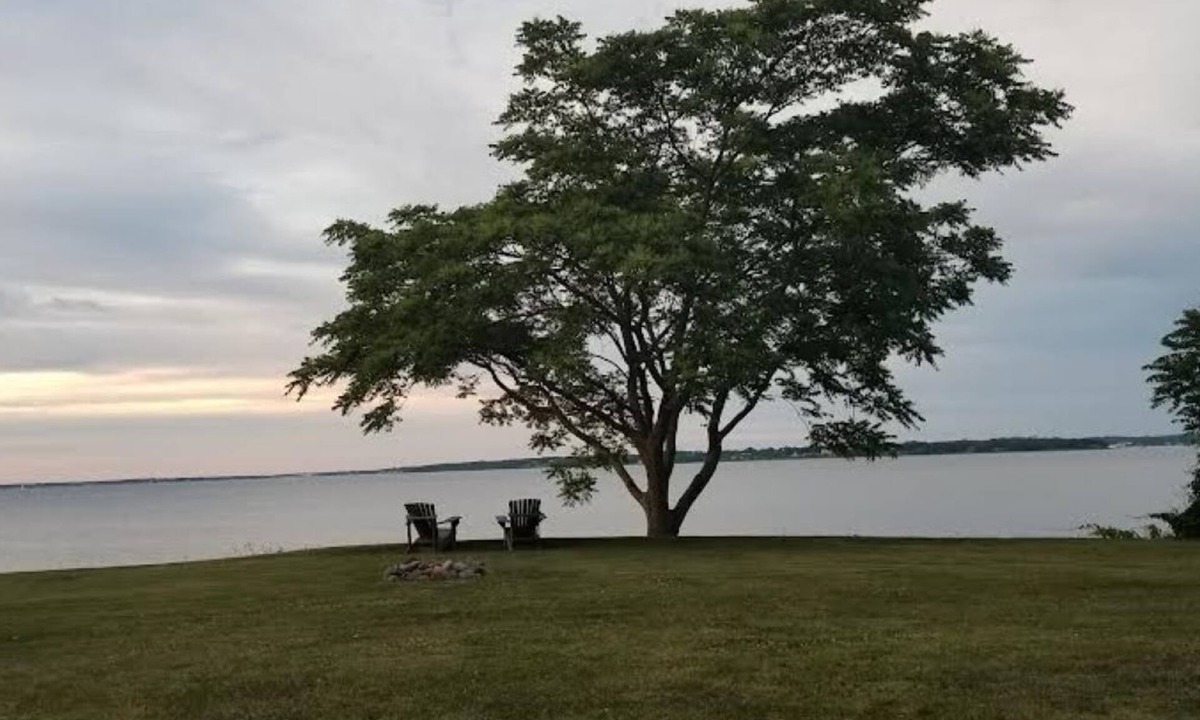 Portsmouth Cottage | Cozy Waterfront Prudence Island Cottage