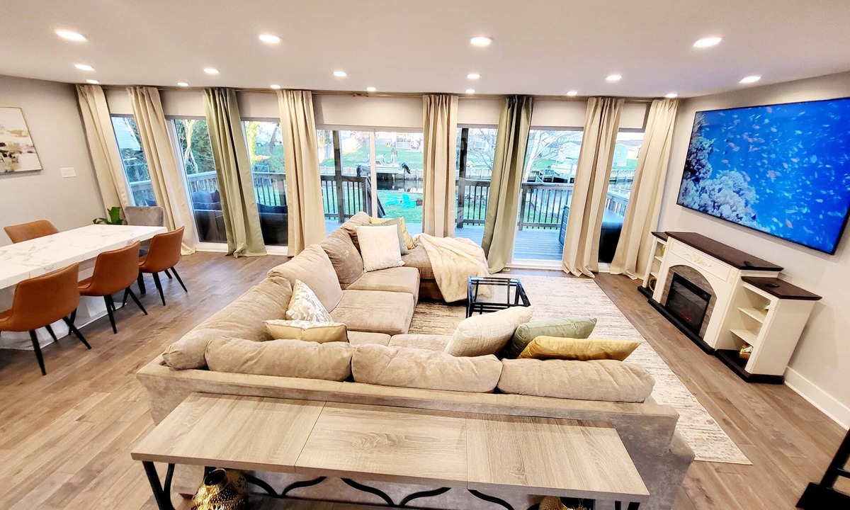 Dundalk Villa | Cozy Waterfront Villa with Hot Tub/fitness/theater & game room, WiFi in Dundalk