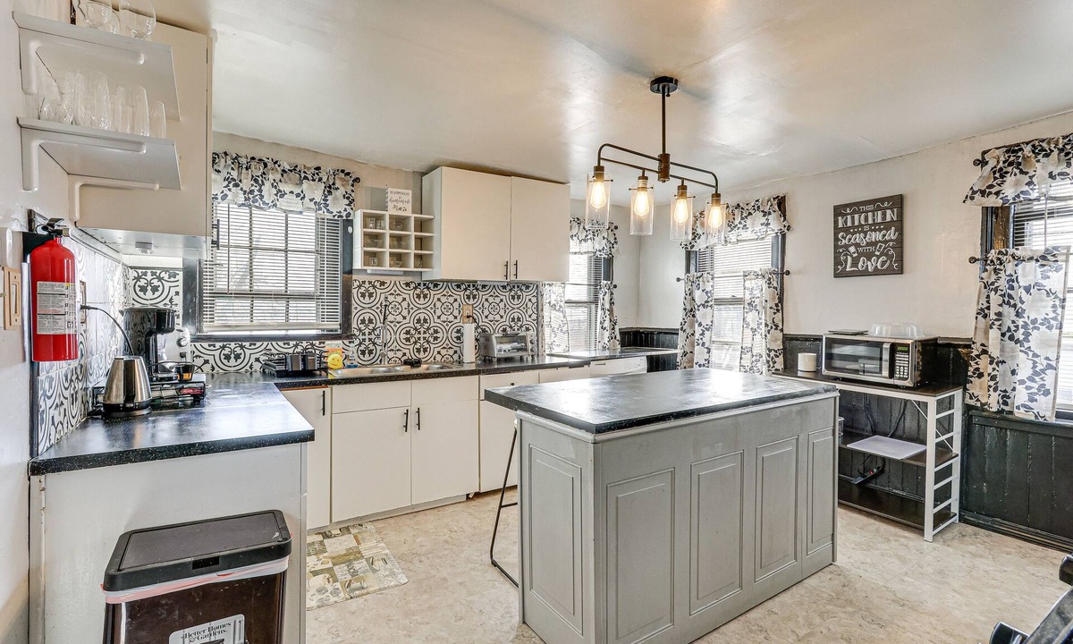 West Haven Apartment | Cozy West Haven Condo w/ Views, Walk to Beach!