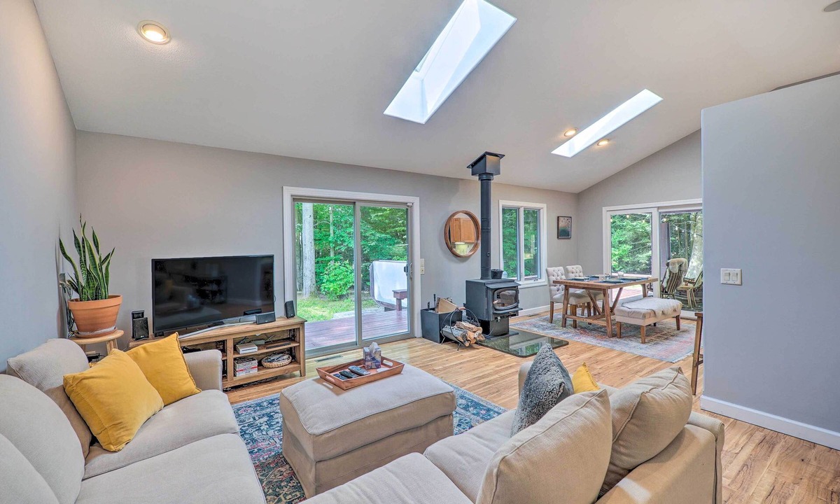 Whitehall House | Cozy Whitehall Hideaway w/Hot Tub + Chiminea!