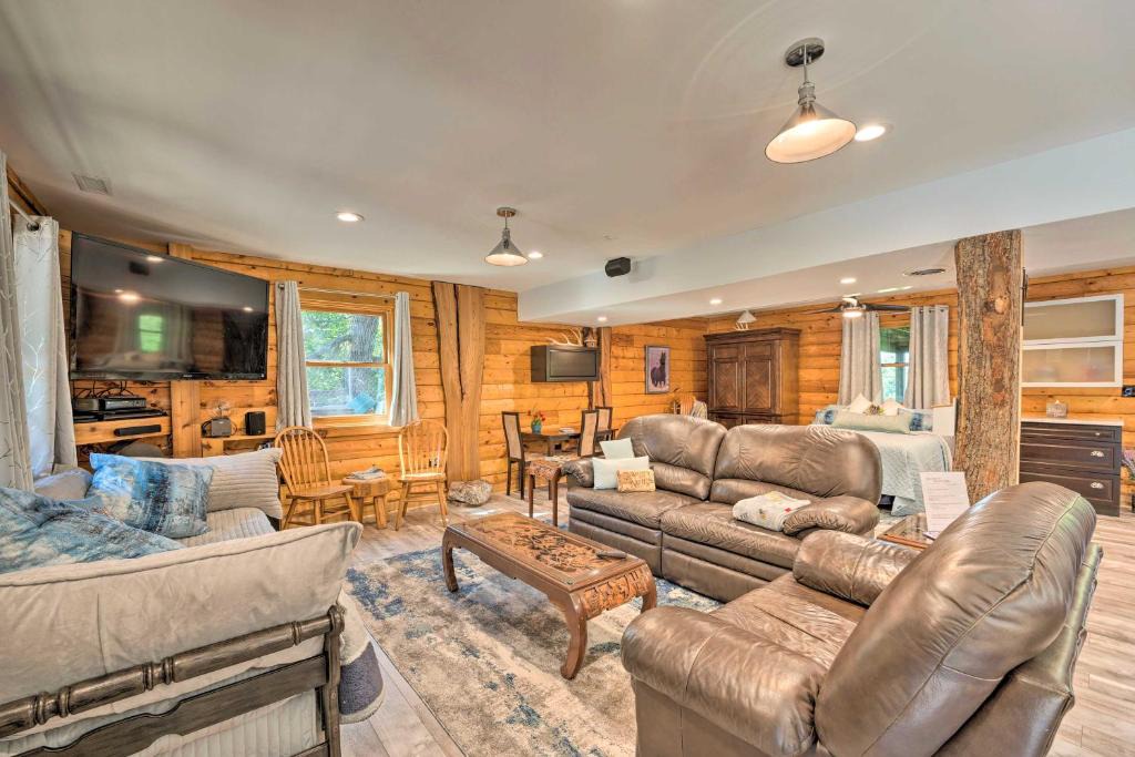 Bassett Apartment | Cozy Wisconsin Studio, 11 Mi to Lake Geneva!