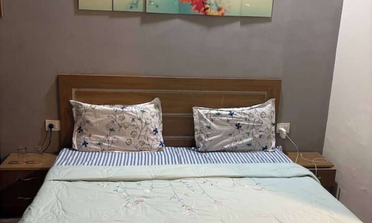 Baraula Apartment | Cozy Yard – Modern Minimalist Studio with Balcony in Paramount