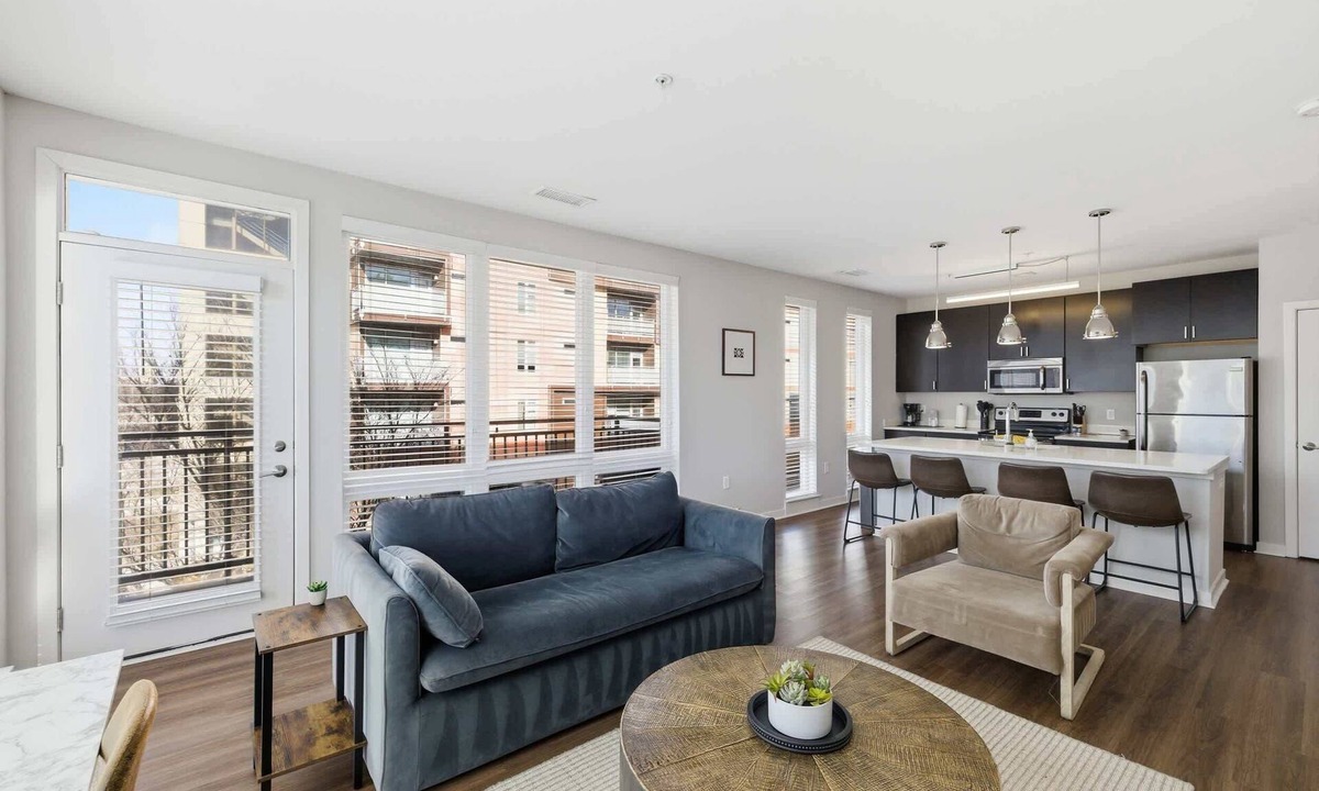 Market East District Apartment | CozySuites | 3BR Monument Circle, Indy with parking