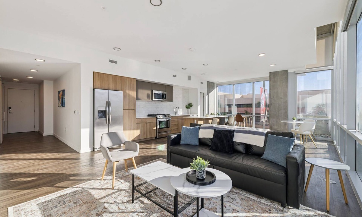 Downtown Phoenix Apartment | CozySuites Adeline 2BR - gym, pool, valet parking!