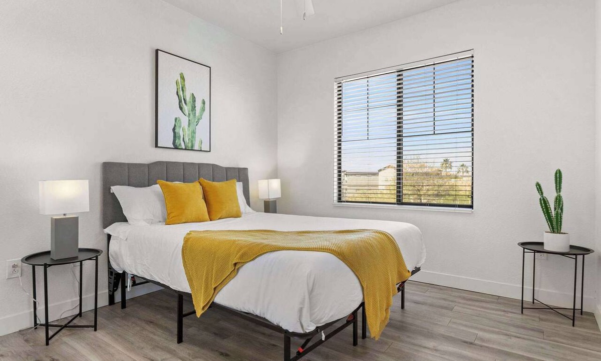 Glendale Sports and Entertainment District Apartment | CozySuites Glendale by the stadium with pool! 18