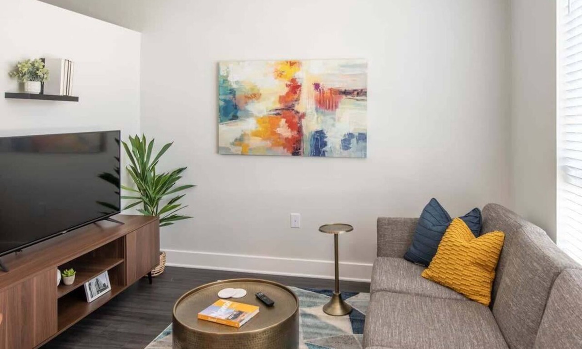 Central Business District Apartment | Cozysuites l Modern 1BR in Downtown Cincinnati